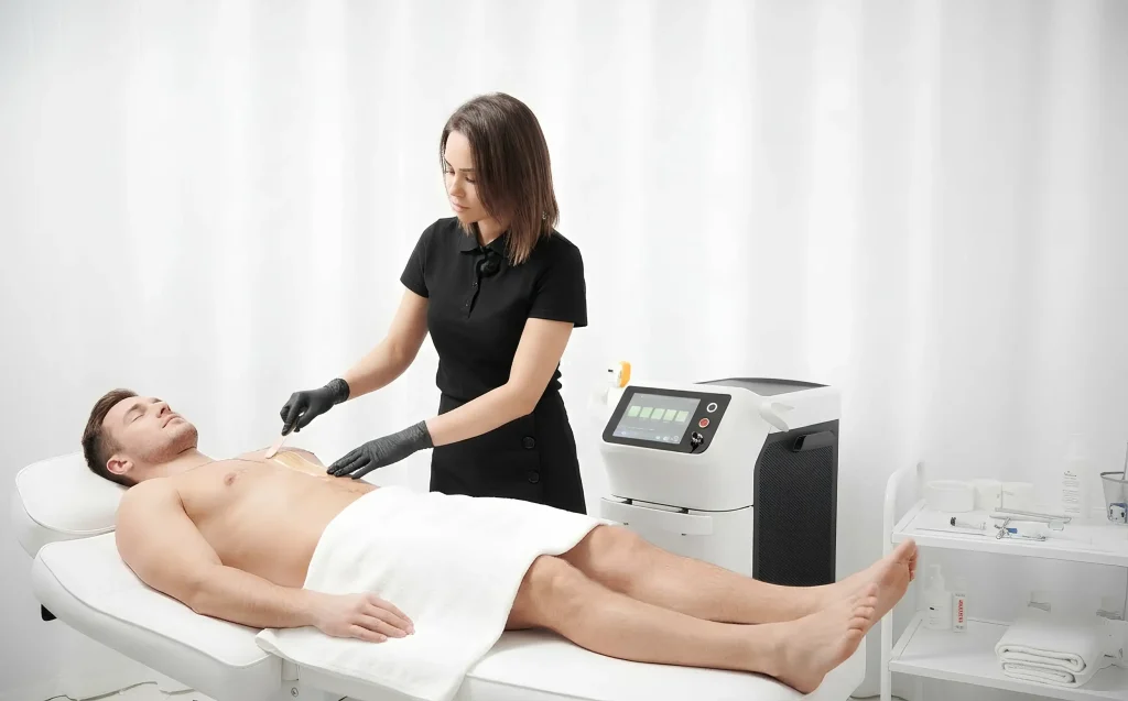 Waxing für Herren im Kosmetikstudio